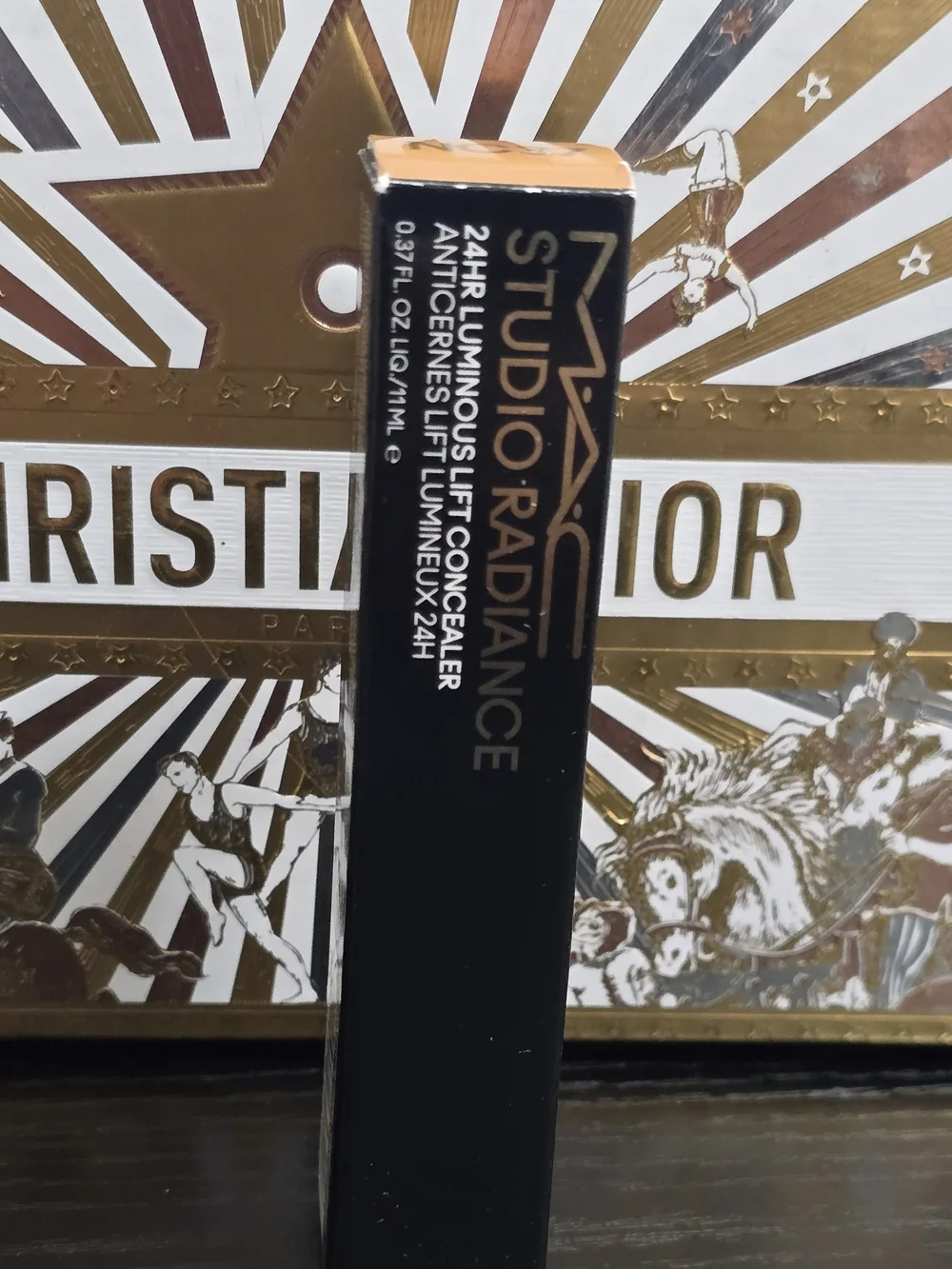 MAC Cosmetics Studio Radiance 24 HR Luminous Lift Concealer In NC 37 NIB